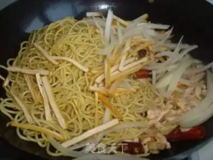 Make stir-fried chicken with yellow noodles step 3