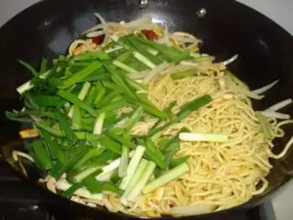 Make stir-fried chicken with yellow noodles step 4