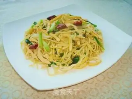 Make stir-fried chicken with yellow noodles step 6