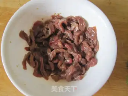 Make stir-fried udon with beef and cilantro step 0