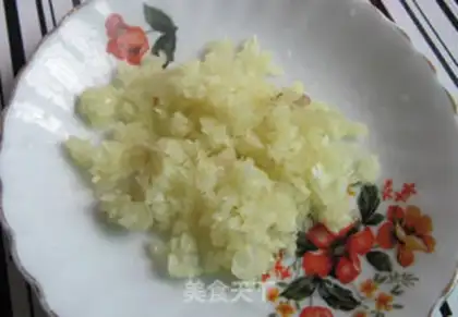 Make Sliced garlic and pepper mixed with river fish step 1