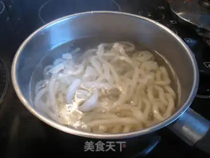 Make stir-fried udon with beef and cilantro step 1