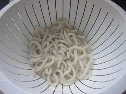 Make stir-fried udon with beef and cilantro step 2