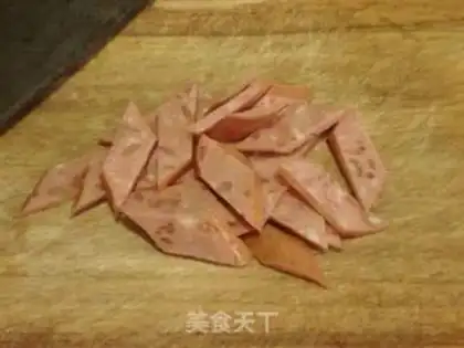 Make stir-fried ham with lettuce step 1
