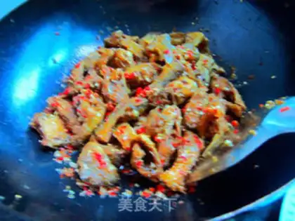 Make Sliced garlic and pepper mixed with river fish step 3