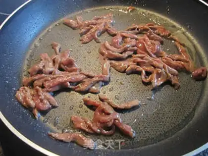 Make stir-fried udon with beef and cilantro step 3