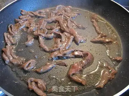 Make stir-fried udon with beef and cilantro step 4