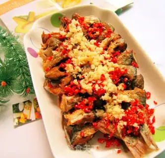 Make Sliced garlic and pepper mixed with river fish step 5