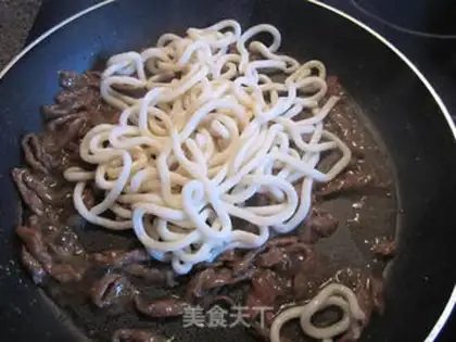 Make stir-fried udon with beef and cilantro step 5