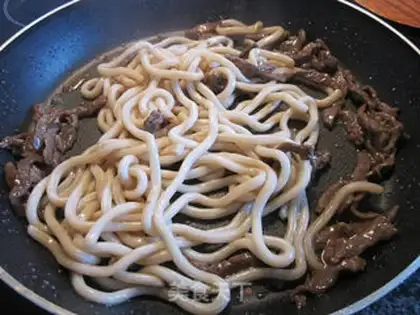 Make stir-fried udon with beef and cilantro step 6