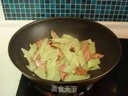 Make stir-fried ham with lettuce step 6