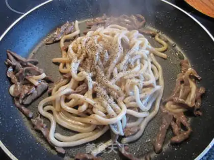 Make stir-fried udon with beef and cilantro step 7