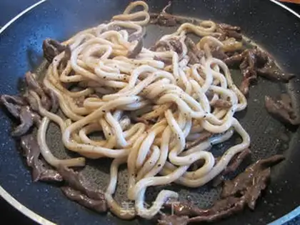Make stir-fried udon with beef and cilantro step 8