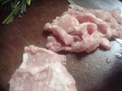 Make stir-fried pork neck with green onions step 1