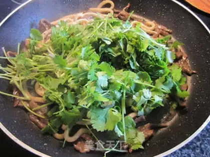 Make stir-fried udon with beef and cilantro step 9