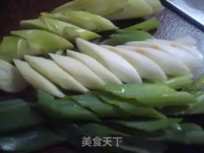 Make stir-fried pork neck with green onions step 2