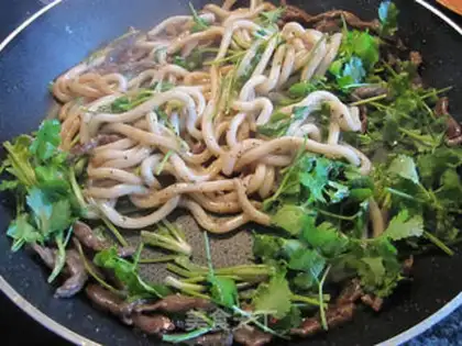 Make stir-fried udon with beef and cilantro step 10