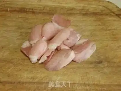 Make stir-fried pork slices with green persimmon step 1