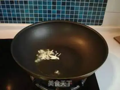 Make stir-fried pork slices with green persimmon step 2