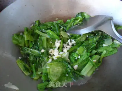 Make Garlic oil and wheat vegetables step 3