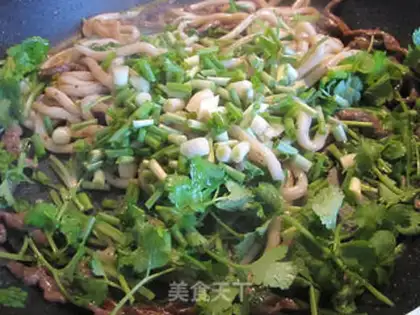 Make stir-fried udon with beef and cilantro step 11
