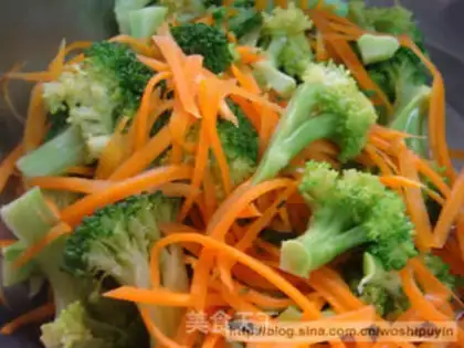 Make Cold noodles with shredded cucumber step 1