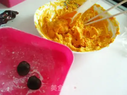 Make Pumpkin and bean paste balls step 2