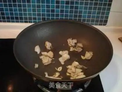 Make stir-fried pork slices with green persimmon step 3