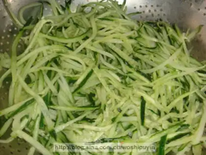 Make Cold noodles with shredded cucumber step 2