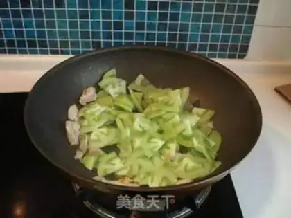 Make stir-fried pork slices with green persimmon step 4