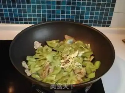 Make stir-fried pork slices with green persimmon step 5
