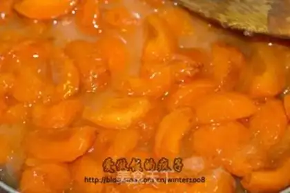 Make sweet apricot jam step 1