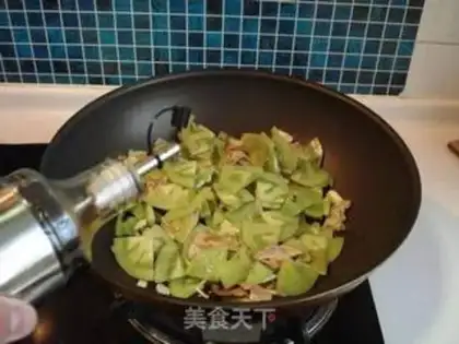 Make stir-fried pork slices with green persimmon step 6
