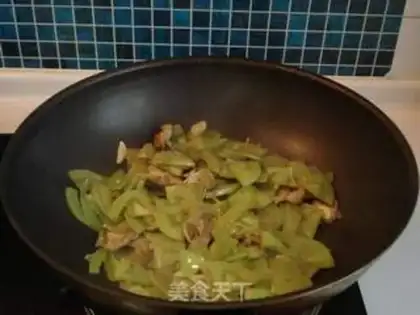Make stir-fried pork slices with green persimmon step 7