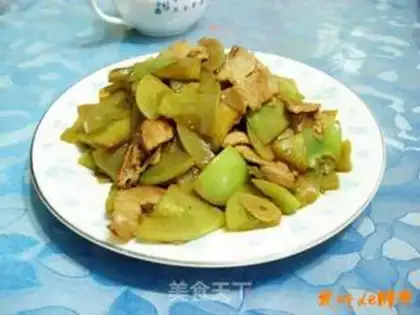 Make stir-fried pork slices with green persimmon step 8