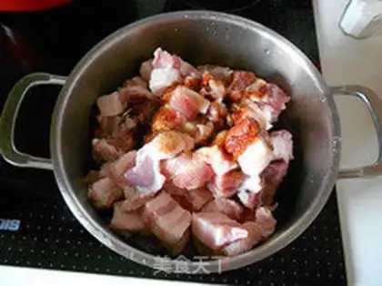 Make fresh meat dumplings step 1