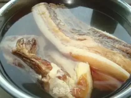 Make Stewed bacon with green radish step 1