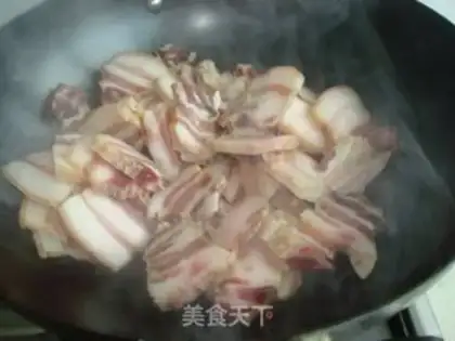 Make Stewed bacon with green radish step 3