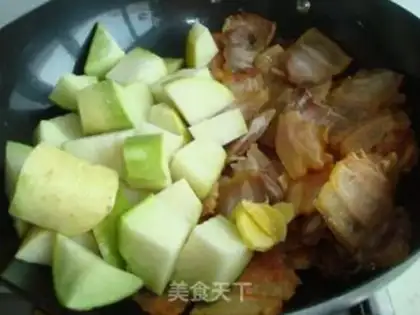 Make Stewed bacon with green radish step 5