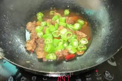 Make stir-fried pork with black bean sauce step 0