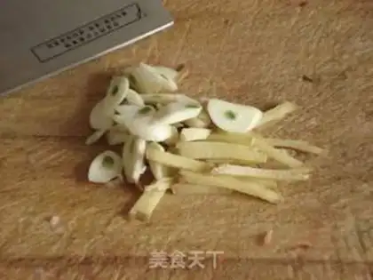 Make stir-fried pork with black bean sauce step 1