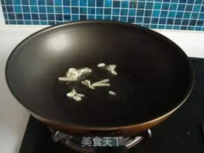 Make stir-fried pork with black bean sauce step 2