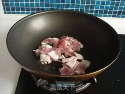 Make stir-fried pork with black bean sauce step 3