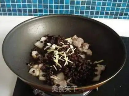 Make stir-fried pork with black bean sauce step 5
