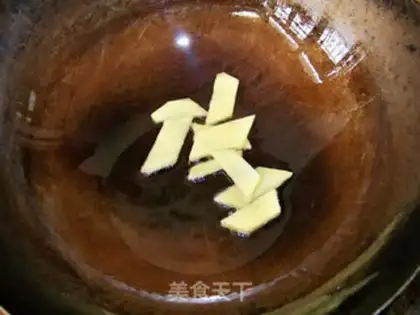 Make Qingfei soybean roast pig red step 2