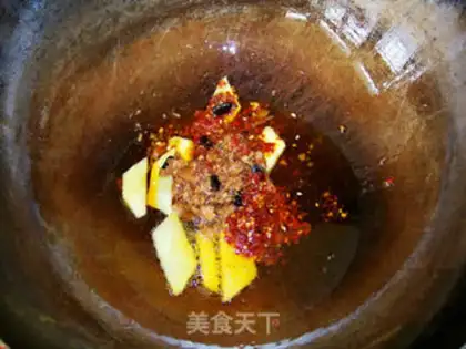 Make Qingfei soybean roast pig red step 3
