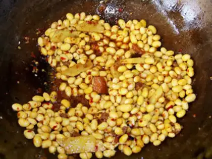 Make Qingfei soybean roast pig red step 4