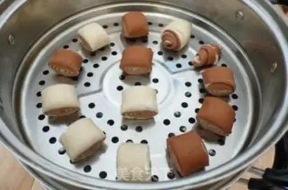 Make Chocolate flavor two-color steamed buns step 13