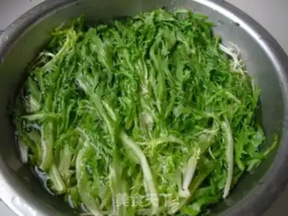 Make cold bitter chrysanthemum step 1