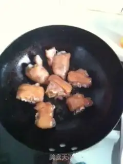 Make braised pork trotters step 1